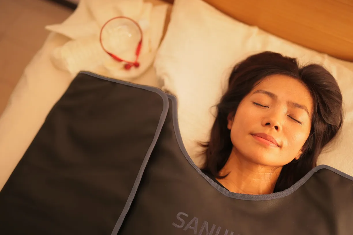 寝ながらサウナが楽しめる「SANUKKU INFRARED SAUNA BLANKET」！魅力を